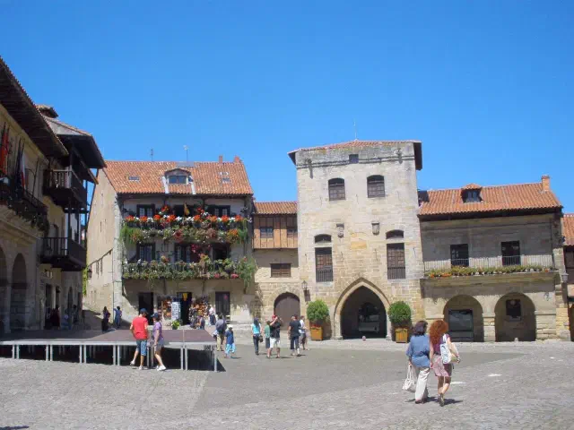 Een geplaveide middeleeuwse straat met herenhuizen in Santillana del Mar Een geplaveide middeleeuwse straat met herenhuizen in Santillana del Mar