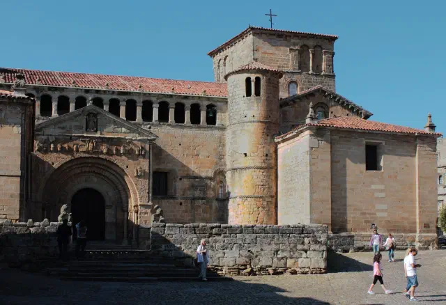De romaanse Colegiata de Santa Juliana in Santillana del Mar De romaanse Colegiata de Santa Juliana in Santillana del Mar