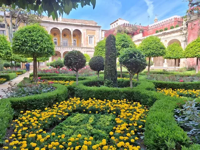 Prachtig kleurrijke tuin van paleis Casa de Pilatos in Sevilla Prachtig kleurrijke tuin van paleis Casa de Pilatos in Sevilla