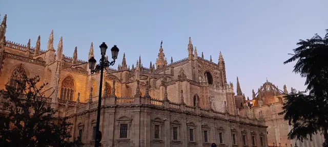 Brede foto van de kathedraal in Sevilla, zonder Giralda (de kerktoren) Brede foto van de kathedraal in Sevilla, zonder Giralda (de kerktoren)