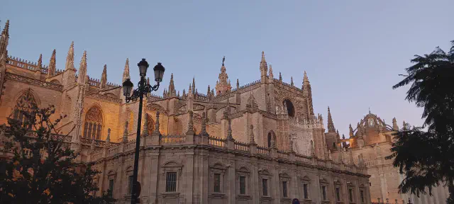 Brede foto van de kathedraal in Sevilla, zonder Giralda (de kerktoren)