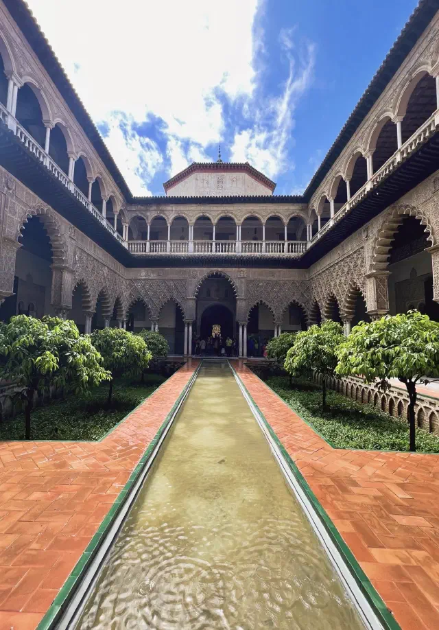De binnentuin van het Real Alcazarr in Sevilla De binnentuin van het Real Alcazarr in Sevilla