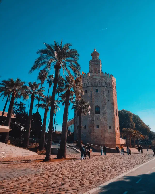Foto van Torre del Oro in Sevilla op een mooie zonnige dag Foto van Torre del Oro in Sevilla op een mooie zonnige dag