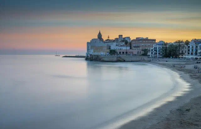 De witte kerk van Sant Bartomeu i Santa Tecla op de kaap van Sitges aan de Middellandse Zee De witte kerk van Sant Bartomeu i Santa Tecla op de kaap van Sitges aan de Middellandse Zee
