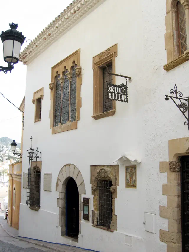 Het Museu Cau Ferrat in Sitges, voormalig atelier van kunstenaar Santiago Rusinol aan zee Het Museu Cau Ferrat in Sitges, voormalig atelier van kunstenaar Santiago Rusinol aan zee