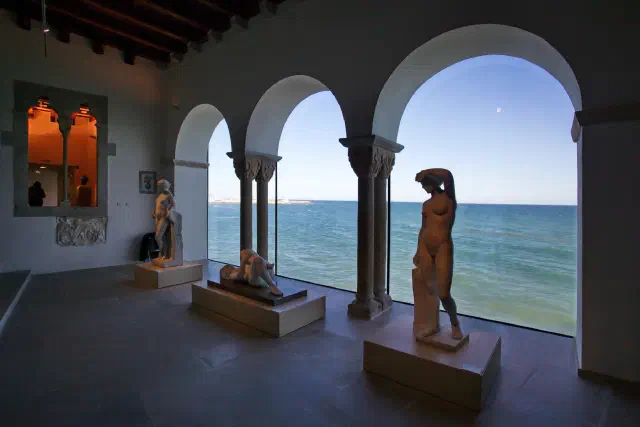 Het Museu de Maricel in Sitges met uitzicht over de Middellandse Zee en historische kunstcollectie Het Museu de Maricel in Sitges met uitzicht over de Middellandse Zee en historische kunstcollectie