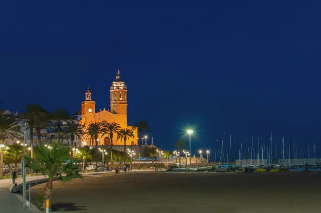 De elegante Passeig Maritim boulevard van Sitges met modernistische herenhuizen langs de kust De elegante Passeig Maritim boulevard van Sitges met modernistische herenhuizen langs de kust