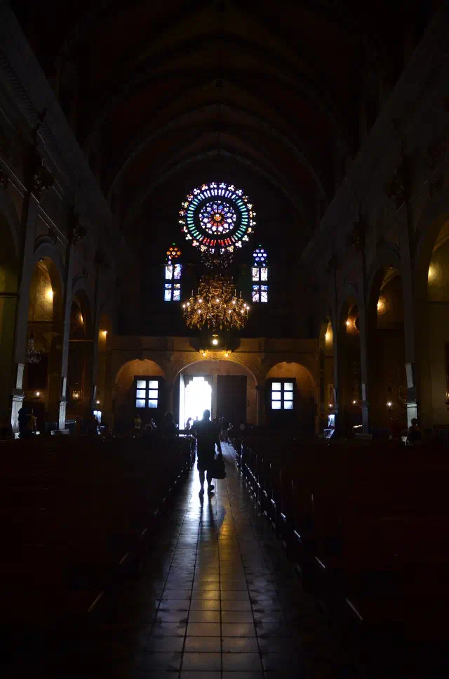 Het rozetraam-interieur van de Modernista Església de Sant Bartomeu in Sóller Het rozetraam-interieur van de Modernista Església de Sant Bartomeu in Sóller