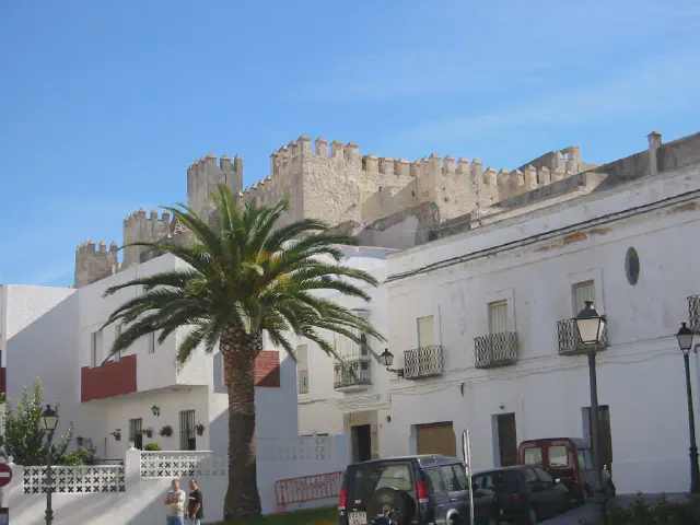 Het Castillo de Guzmán el Bueno in Tarifa met zijn massieve Moorse muren en torens Het Castillo de Guzmán el Bueno in Tarifa met zijn massieve Moorse muren en torens
