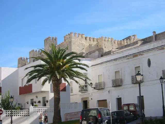 Het Castillo de Guzmán el Bueno in Tarifa met zijn massieve Moorse muren en torens