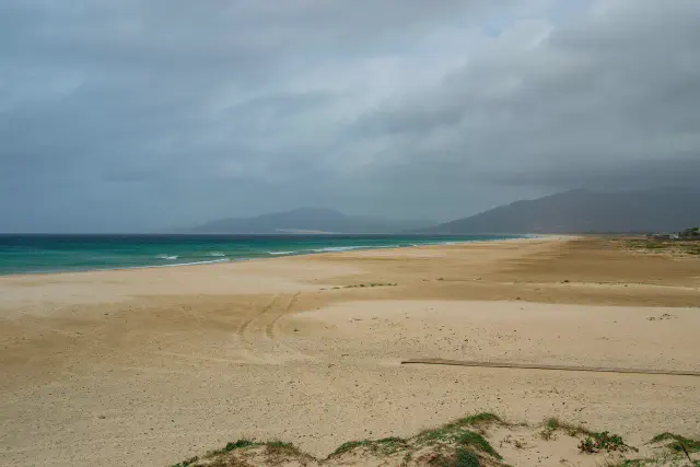 Het uitgestrekte Playa de los Lances strand van Tarifa met kitesurfers in het water Het uitgestrekte Playa de los Lances strand van Tarifa met kitesurfers in het water