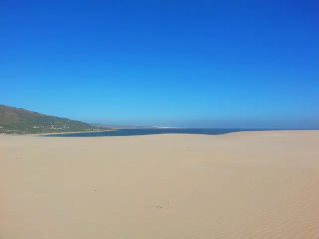 Het duin van Punta Paloma boven Playa de Valdevaqueros bij Tarifa Het duin van Punta Paloma boven Playa de Valdevaqueros bij Tarifa