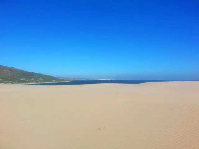 Het duin van Punta Paloma boven Playa de Valdevaqueros bij Tarifa
