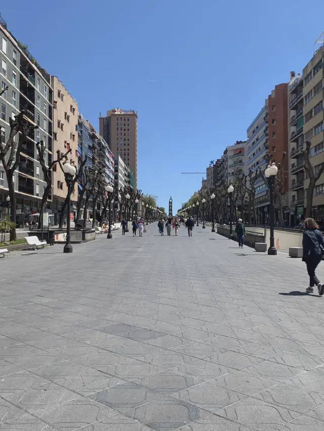 Een foto van de hoofdstraat van Tarragona, Rambla Nova