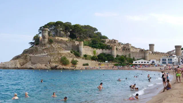 Het goudkleurige hoofdstrand Platja Gran bij Tossa de Mar aan de Costa Brava Het goudkleurige hoofdstrand Platja Gran bij Tossa de Mar aan de Costa Brava