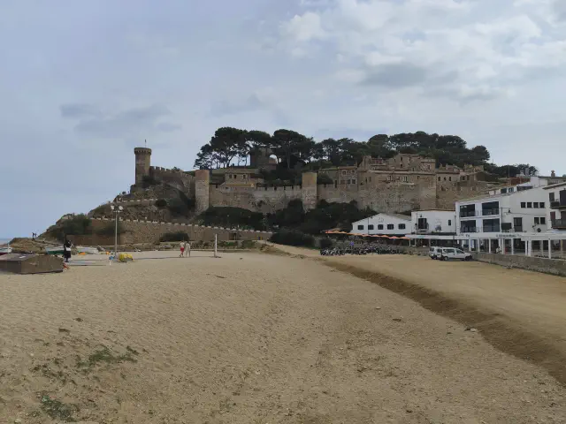 De ommuurde middeleeuwse Vila Vella van Tossa de Mar met torens boven de zee