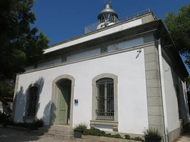 De vuurtoren Far de Tossa op het hoogste punt van de Vila Vella met zeezicht De vuurtoren Far de Tossa op het hoogste punt van de Vila Vella met zeezicht