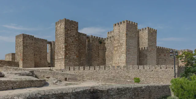 Het Moorse kasteel van Trujillo op de top van de heuvel met zijn torens en muren