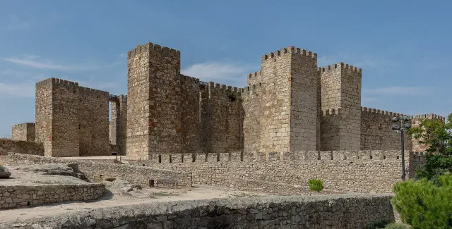 Het Moorse kasteel van Trujillo op de top van de heuvel met zijn torens en muren Het Moorse kasteel van Trujillo op de top van de heuvel met zijn torens en muren