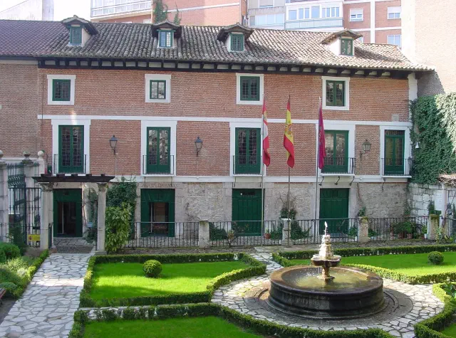 De gevel en binnentuin van de Casa de Cervantes, het huismuseum van de schrijver in Valladolid