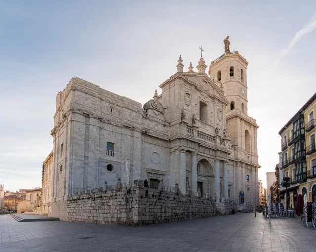 De sobere voorgevel van de deels onvoltooide kathedraal van Valladolid