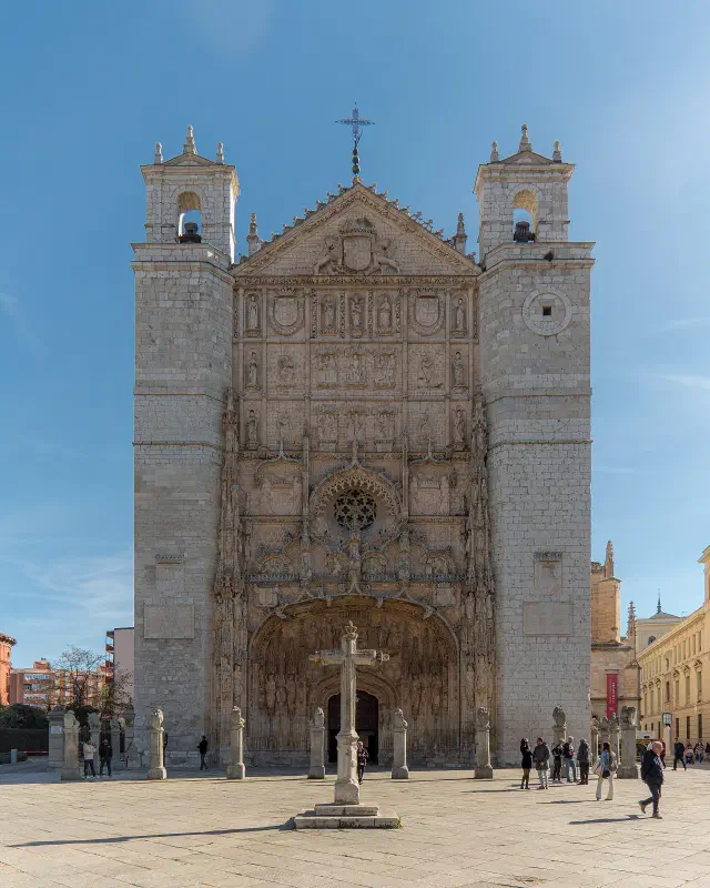 De spectaculair bewerkte voorgevel van de Iglesia de San Pablo in Valladolid