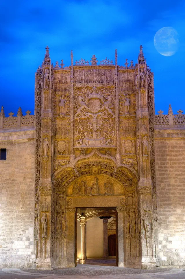 De rijk bewerkte laatgotische gevel van het Colegio de San Gregorio, zetel van het Museo Nacional de Escultura in Valladolid