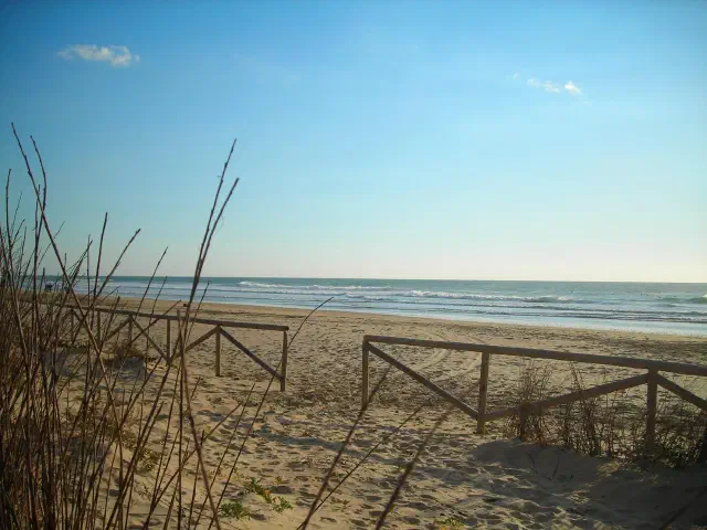 Het lange witte strand Playa de El Palmar bij Vejer de la Frontera