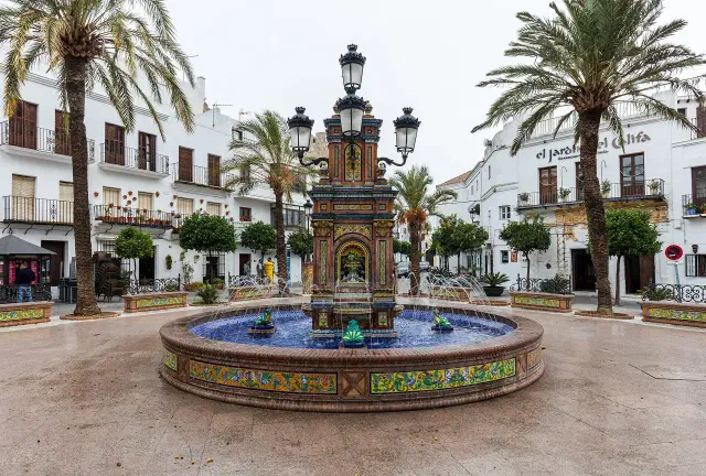 De Plaza de España in Vejer de la Frontera met tegelfontein