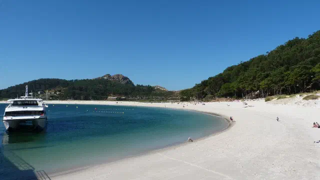 De Cies-eilanden voor de kust van Vigo met het witte boogstrand Praia de Rodas