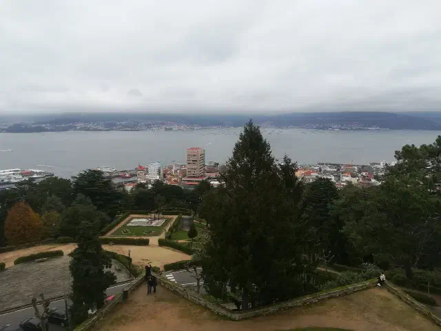 Het heuvelpark Monte do Castro in Vigo met het oude fort en uitzicht over de zeearm