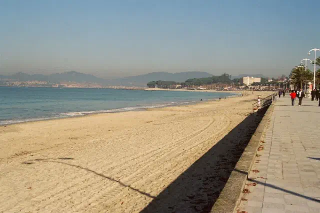 Het stadsstrand Praia de Samil in Vigo met de lange boulevard langs de zee