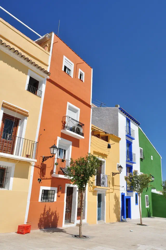 De gekleurde vissershuizen Casas de Colores in Villajoyosa De gekleurde vissershuizen Casas de Colores in Villajoyosa