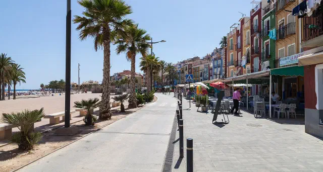 Playa Centro in Villajoyosa met de gekleurde gevels erachter Playa Centro in Villajoyosa met de gekleurde gevels erachter