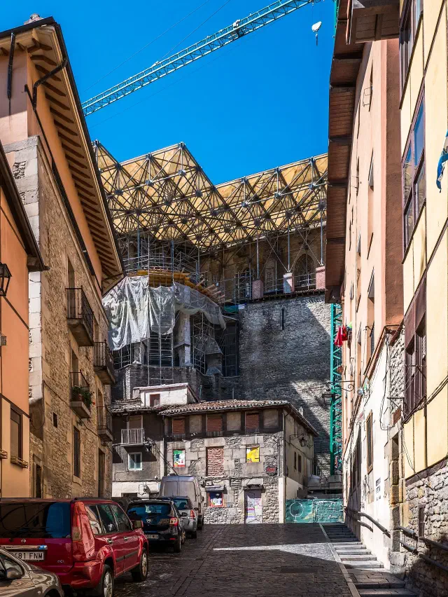 De gotische Catedral de Santa María in Vitoria-Gasteiz, beroemd om het Abierta por obras restauratieproject De gotische Catedral de Santa María in Vitoria-Gasteiz, beroemd om het Abierta por obras restauratieproject