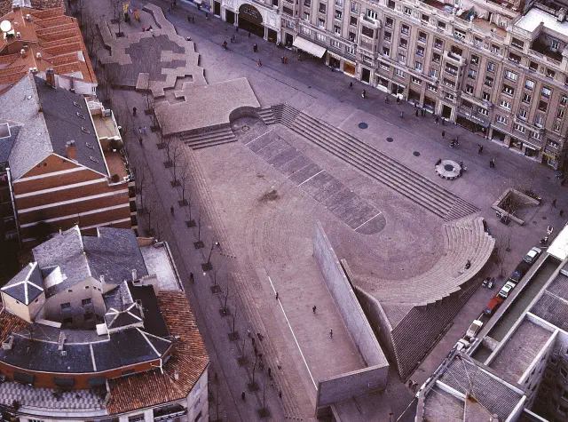 De moderne Plaza de los Fueros in Vitoria-Gasteiz ontworpen door Eduardo Chillida en Luis Peña Ganchegui De moderne Plaza de los Fueros in Vitoria-Gasteiz ontworpen door Eduardo Chillida en Luis Peña Ganchegui