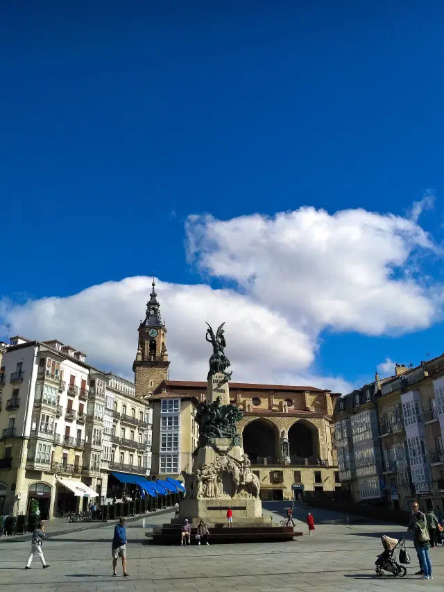 Plaza de la Virgen Blanca in Vitoria-Gasteiz met het monument voor de Slag bij Vitoria Plaza de la Virgen Blanca in Vitoria-Gasteiz met het monument voor de Slag bij Vitoria