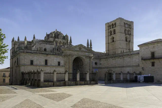 Kathedraal van Zamora met de geschubde koepel Kathedraal van Zamora met de geschubde koepel
