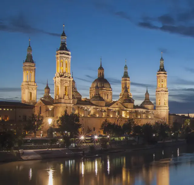 Avondfoto van Basilica del Pilar in Zaragoza