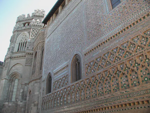 Foto van imposante muur van La Seo (Catedral del Salvador) in Zaragoza