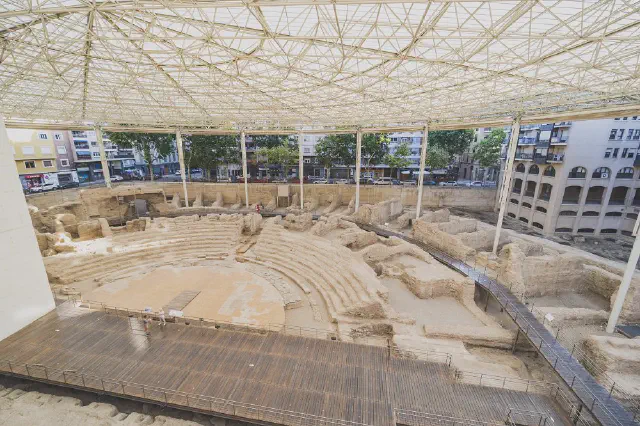 Overdekte overblijfselen van Romeins theater (Museo del Teatro Romano) in Zaragoza