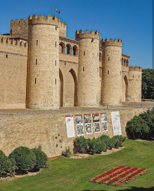 Schuin van voren genomen foto van Palacio de la Aljaferia in Zaragoza op een zonnige dag